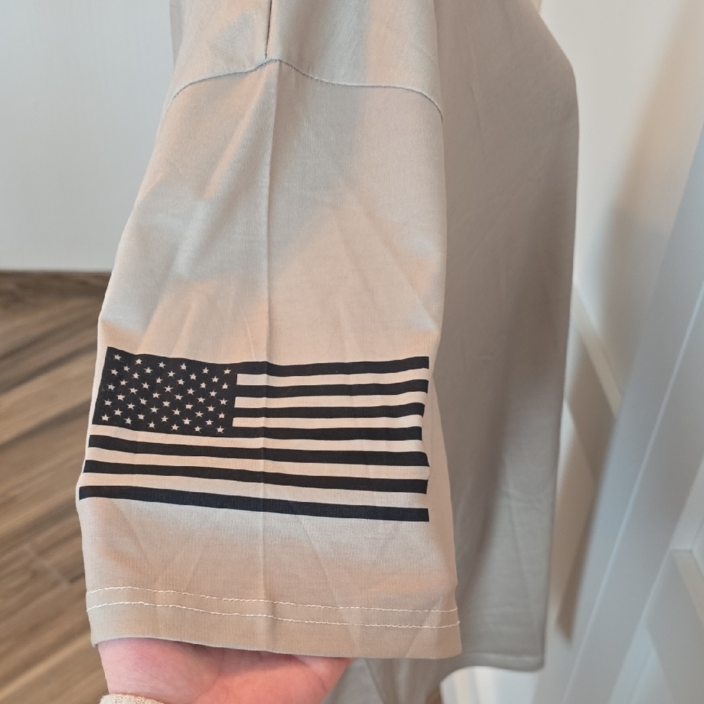 Beige T-Shirt with Black Star and Stripe Design - Picture 4 of 7